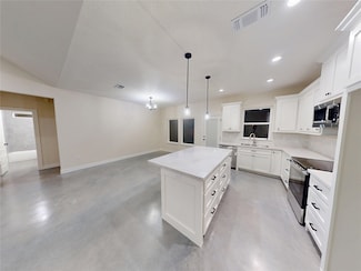 143 Ellis Ln, West Columbia, TX 77486
