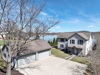 3344 Lake Dr, Hartford, WI 53027