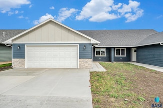 1106 NE 11th St, Madison, SD 57042