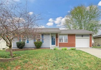 2107 SE Shale Ridge Dr, Oak Grove, MO 64075