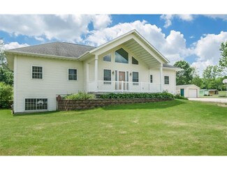 6605 N Glen Dr, Palo, IA 52324