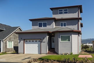 1587 NW 39th St, Lincoln City, OR 97367