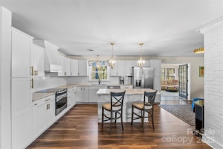 2052 10th Street Place NW, Hickory, NC 28601