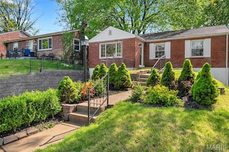 831 Diversey Dr, Saint Louis, MO 63126