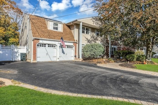 27 Hollister Ln, Islip, NY 11751