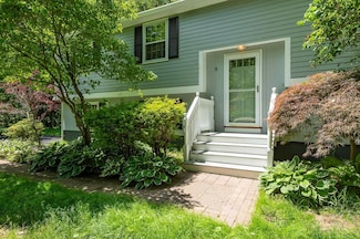 3 Joyce Ln, Stratham, NH 03885