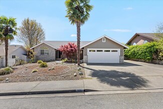 905 NW Regent Dr, Grants Pass, OR 97526