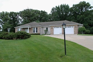213 Oak Wood Cir, Waverly, IA 50677