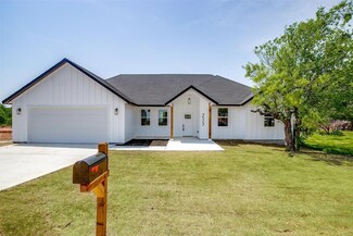 233 Lakeshore Dr, Runaway Bay, TX 76426