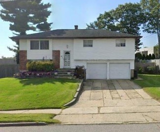 46 Sunburst Dr, Deer Park, NY 11729