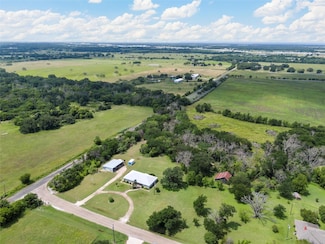 123 Lone Creek Dr, West, TX 76691