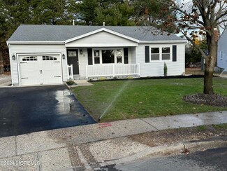 8 Ely Ct, Toms River, NJ 08757