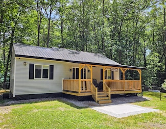 137 Maplewood Dr, Naples, ME 04055