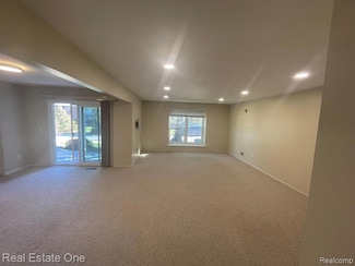 30975 Pointe of Woods Dr Unit 4, Farmington Hills, MI 48334