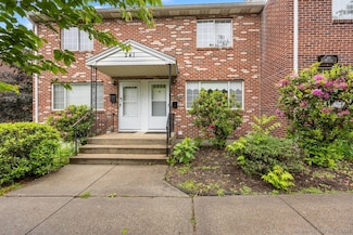 241 Judith Ln Unit 2, Waterbury, CT 06704
