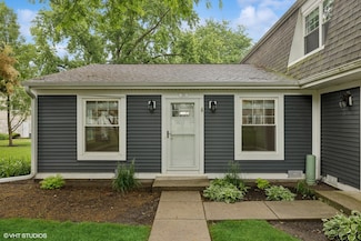 350 Meadow Ct, Vernon Hills, IL 60061