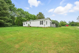 11 Misery Ln, Pittston, ME 04345