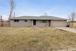 418 N 12th St, Rogers, AR 72756