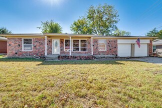 216 Oak Dr E, Hurst, TX 76053