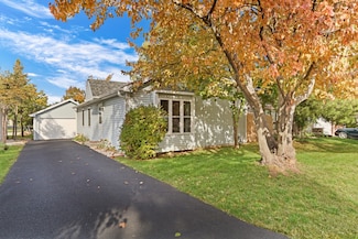 130 Shadydell Ave, Mundelein, IL 60060