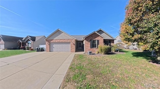 917 Indian Prairie Dr, Mascoutah, IL 62258