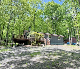 1085 Maple Lake Dr, Bushkill, PA 18324