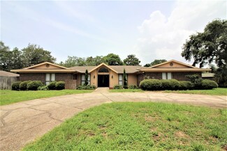 18 Lakeshore Dr, Shalimar, FL 32579