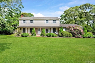 15 Oak Ln, Hampton Bays, NY 11946
