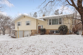 2387 Shawnee Dr, Saint Paul, MN 55109