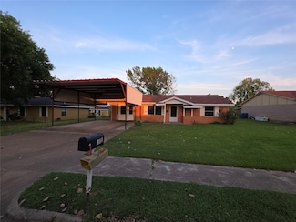 718 Contour Dr, Mexia, TX 76667