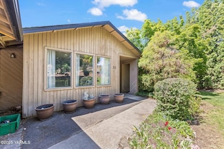 30 Cedar Hill Dr, Yakima, WA 98908