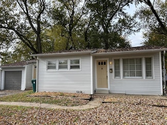 31 White Dr, Saint Louis, MO 63135
