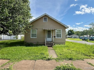 802 E Main St, Christopher, IL 62822