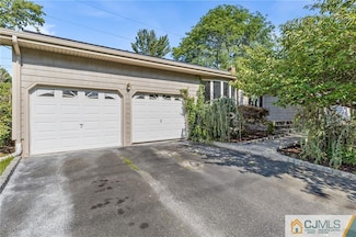 32 Jonathan Dr, Edison, NJ 08820