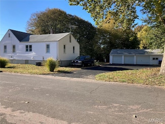 915 Lindsay Ln, Florissant, MO 63031