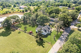813 Nelson St, Sealy, TX 77474