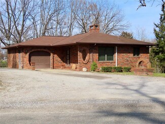 1233 W Pearl St, Staunton, IL 62088