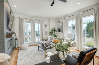 818 Fisher St, Houston, TX 77018