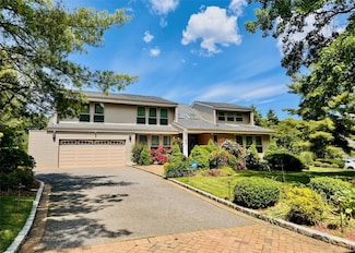 9 Hill & Tree Ct, Melville, NY 11747