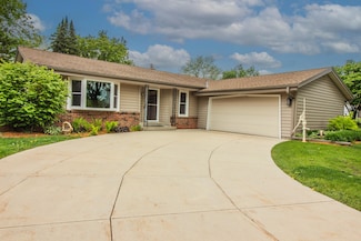2215 Harris Highland Dr, Waukesha, WI 53188