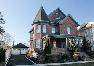 21 Bedlow Ave, Newport, RI 02840