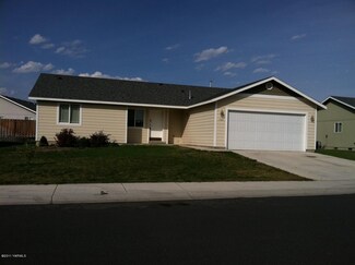 105 Rainier Ave, Moxee, WA 98936