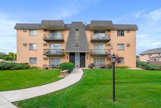 913 Plainfield Rd Unit 11, Darien, IL 60561