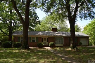 541 1st St NE, Hickory, NC 28601