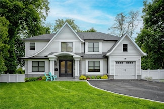 9 Wyndham Way, Port Washington, NY 11050