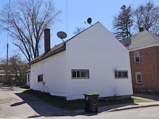 411 5th St, Iron Mountain, MI 49801