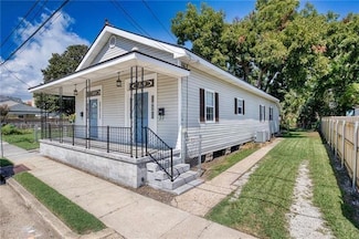 421 7th St, Gretna, LA 70053
