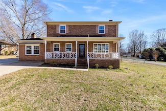 305 Plantation Dr, Kings Mountain, NC 28086