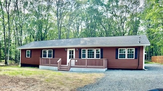 110 Washington Dr, Dingmans Ferry, PA 18328