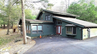 125 N Evergreen Dr, Greentown, PA 18426